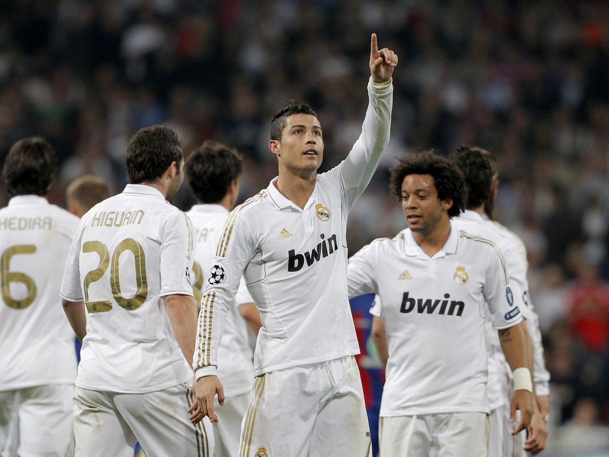 Cristiano Ronaldo sa teší z gólu so spoluhráčmi