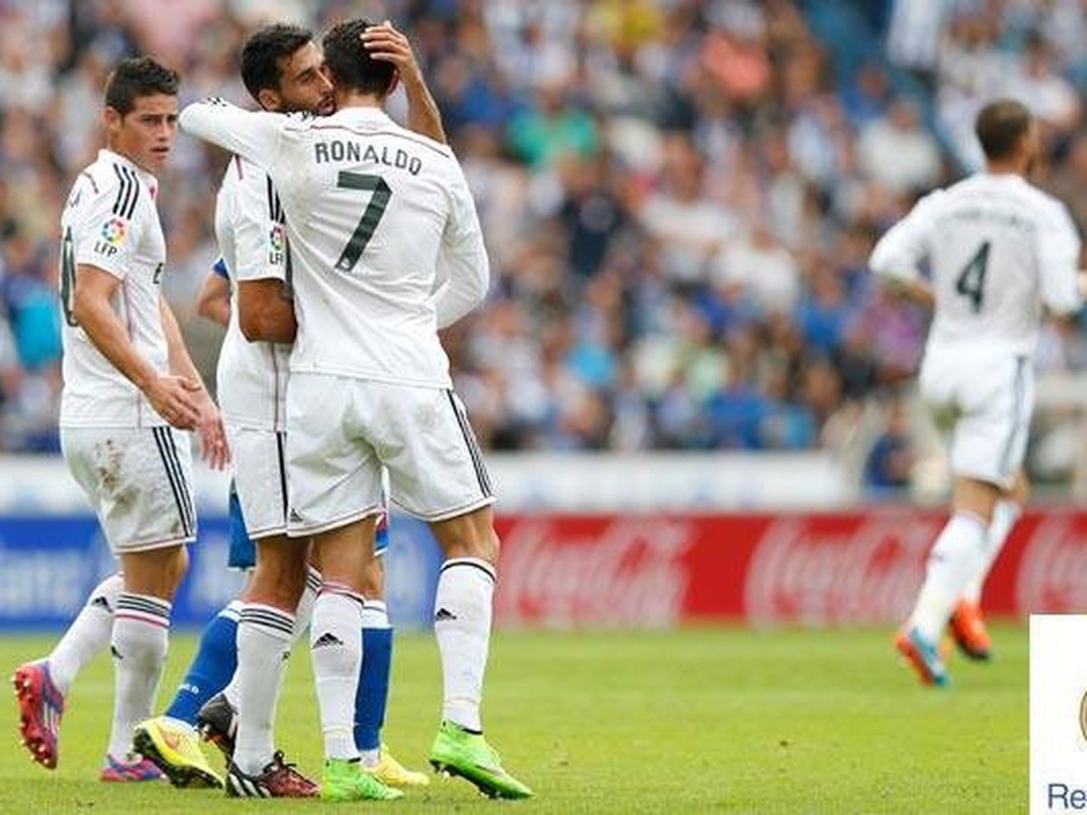 Cristiano Ronaldo (7) so spoluhráčmi oslavuje gól Realu
