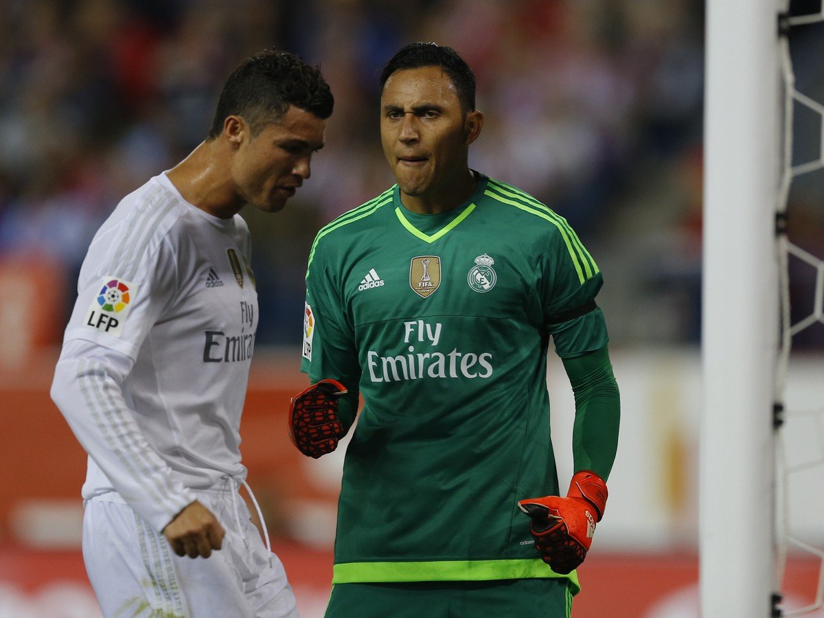 Cristiano Ronaldo a brankár Keylor Navas po úspešnom vychytaní pokutového kopu Atlética
