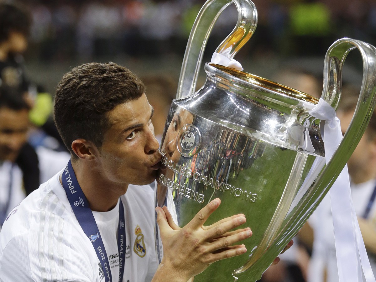 Cristiano Ronaldo s trofejou pre víťaza Ligy majstrov