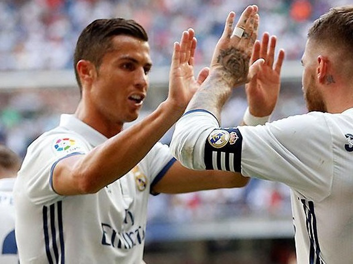 Cristiano Ronaldo a Sergio Ramos oslavujú gól 
