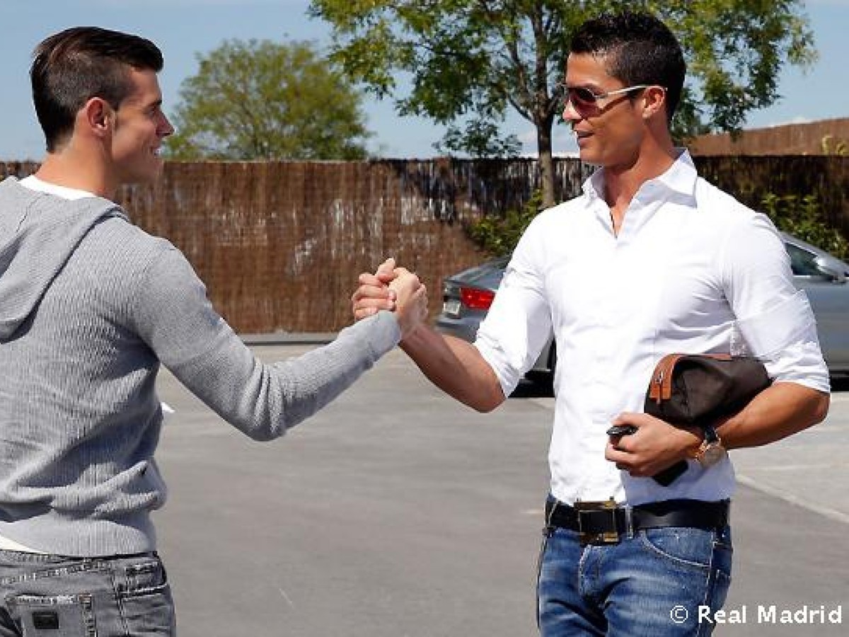 Cristiano Ronaldo víta pred tréningovým centrom Realu novú akvizíciu Garetha Balea
