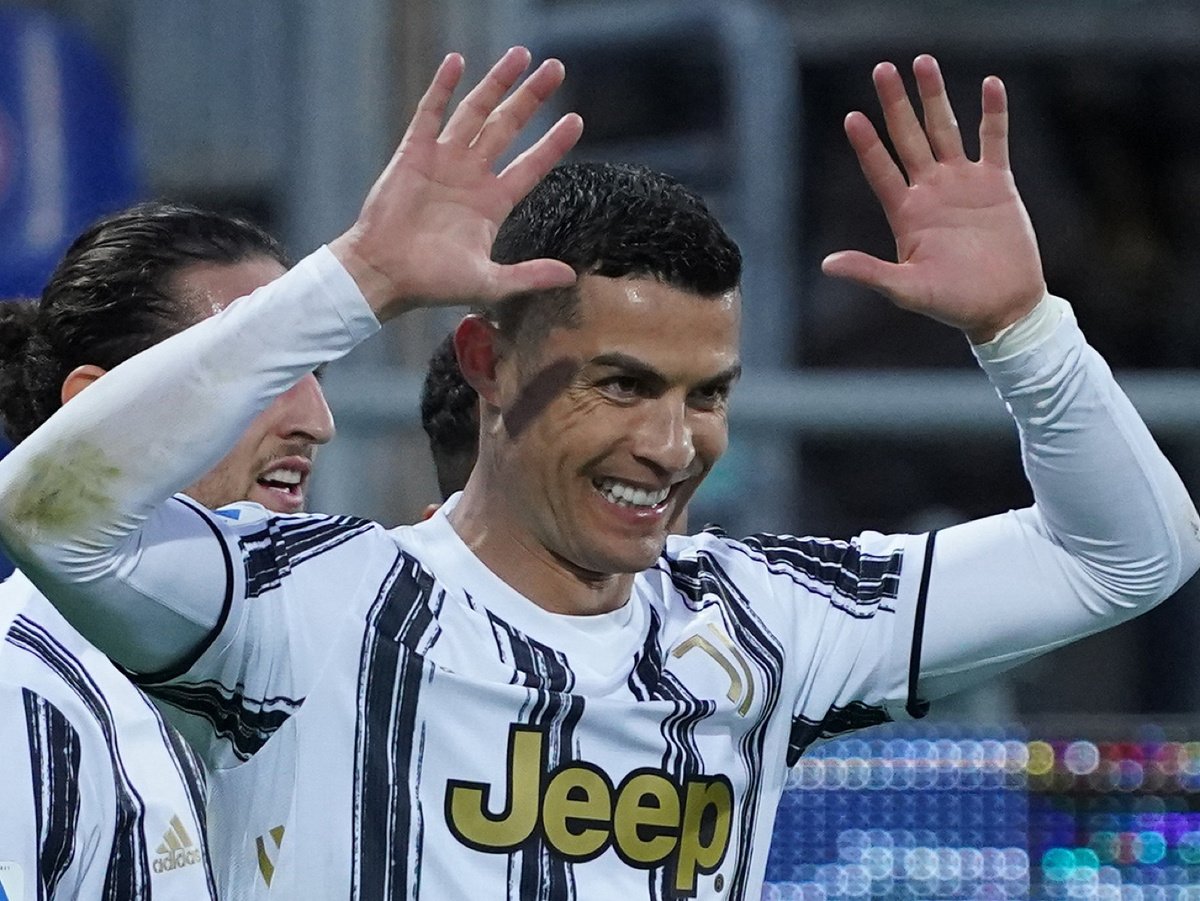 VIDEO Ronaldo hetrikom vystrelil triumf Juventusu, Škriniarov Inter vyhral ôsmy zápas po sebe