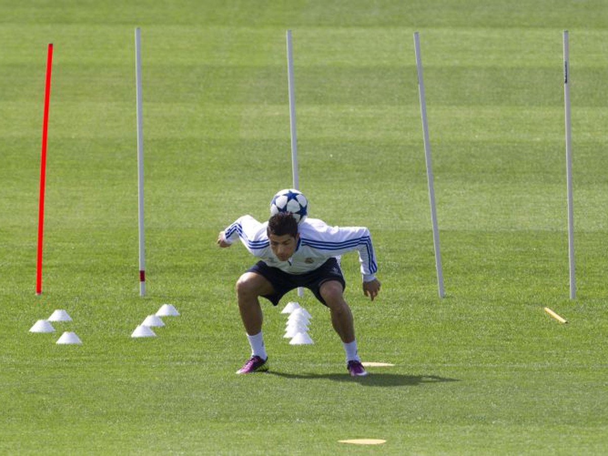 Cristiano Ronaldo sa zabával na tréningu pred Ligou majstrov