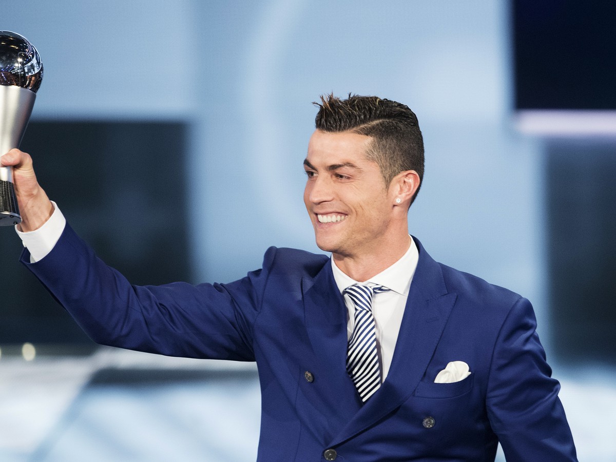 Portugalčan Cristiano Ronaldo z Realu Madrid, ktorý sa stal najlepším futbalistom za rok 2016, pózuje s trofejou na slávnostnom galavečere The Best FIFA Football Awards v Zürichu