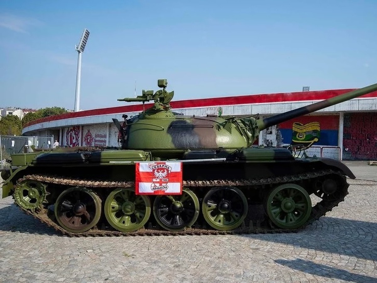 Tank sovietskej výroby T-55 ako symbol Crvena zvezda Belehrad