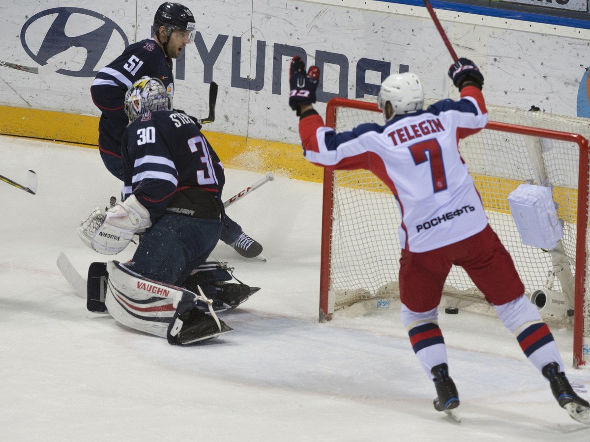 Na snímke vpravo Ivan Telegin (CSKA) sa raduje z druhého gólu