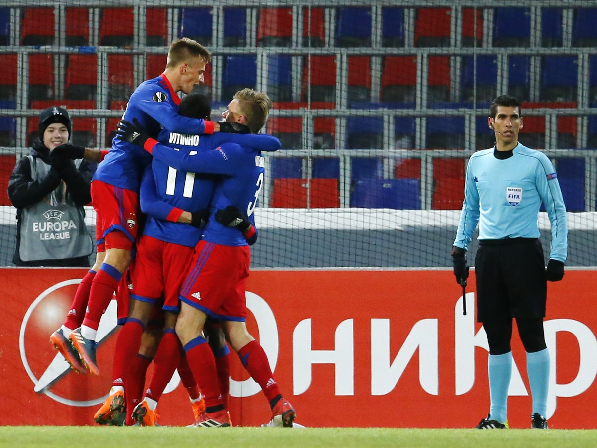 Hráči CSKA Moskva sa tešia po góle 