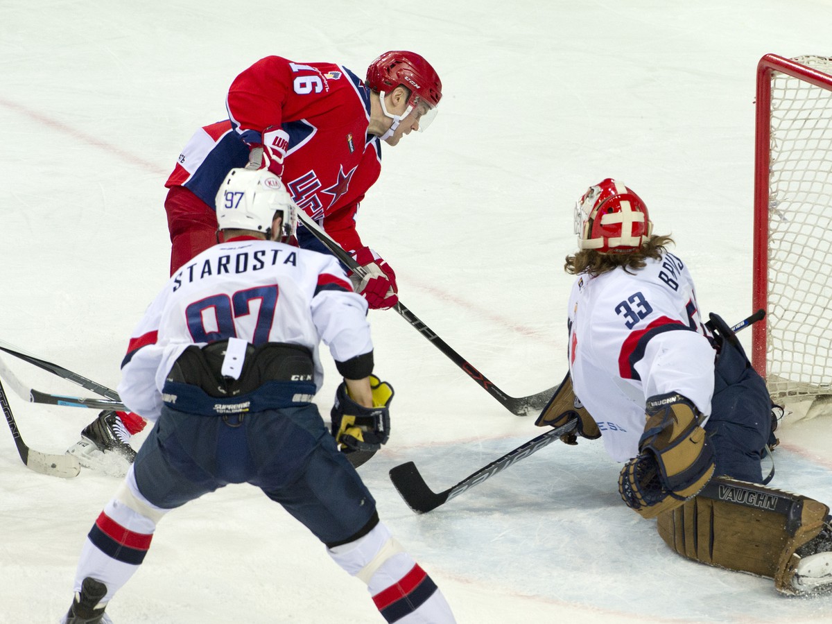 Geoff Platt (CSKA) strieľa gól v prvom stretnutí play-off hokejovej KHL CSKA Moskva - HC Slovan Bratislava 