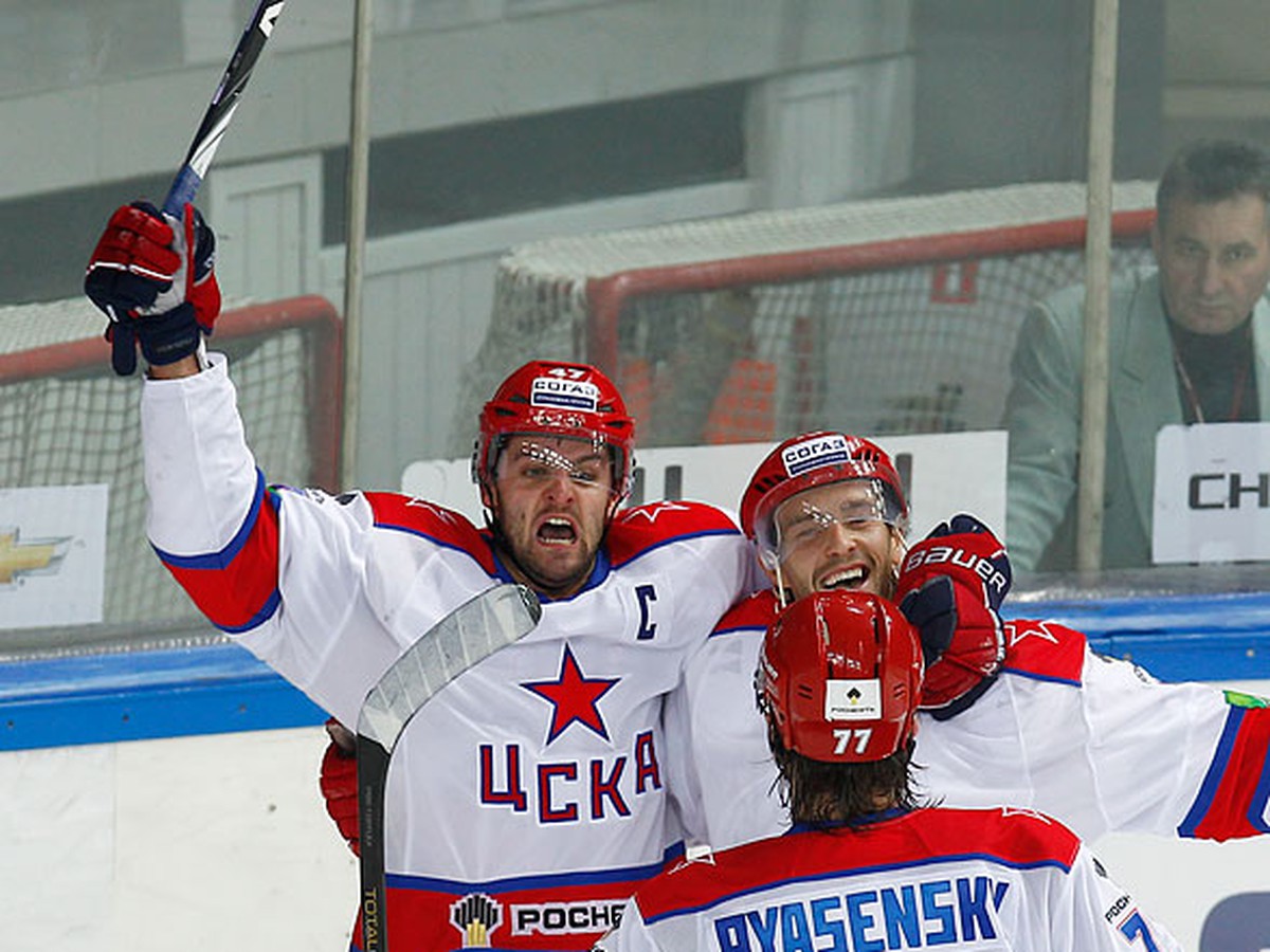 Radosť hráčov CSKA, Radulov objíma Daciuka