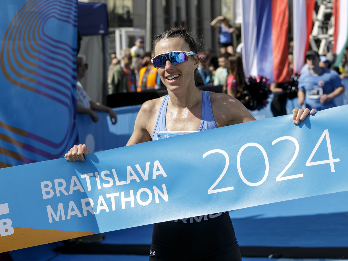 Na snímke víťazka v kategórii žien Nataša Šustičová (Chorvátsko) sa teší v cieli maratónu na podujatí ČSOB Bratislava Marathon v Bratislave