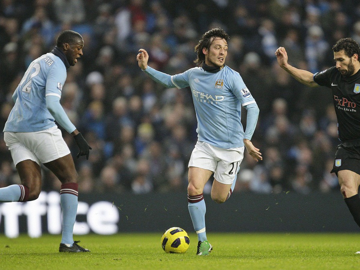 Carlos Cuellar v zápase s Man City