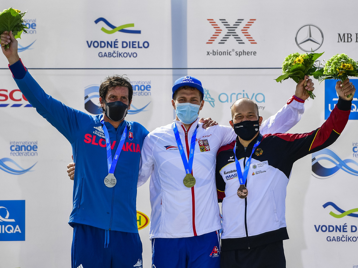 Stupeň víťazov (zľava): Alexander Slafkovský, Václav Chaloupka a bronzový Franz Anton z Nemecka