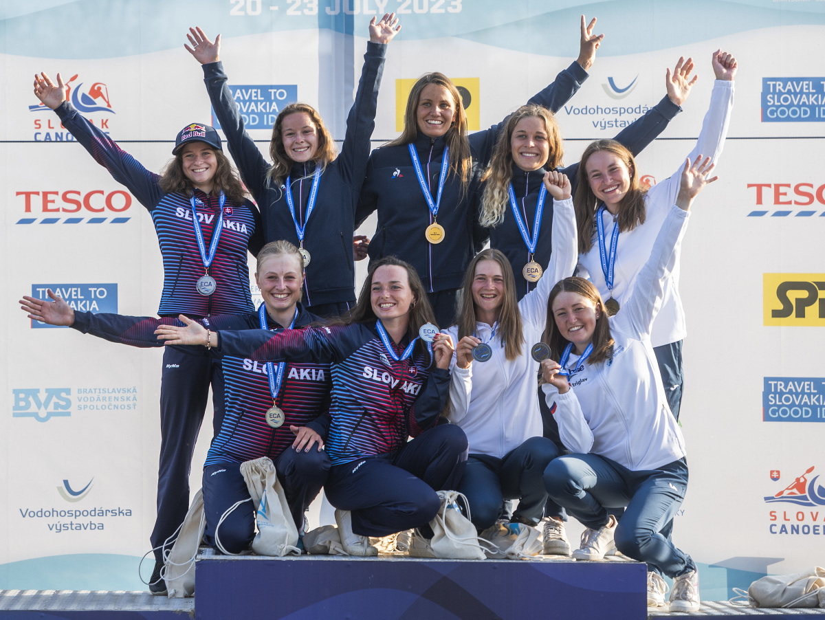 Na snímke slovenské reprezentantky (vľavo) pózujú na pódiu po zisku striebornej medaily v hliadkach 3XK1 počas majstrovstiev Európy juniorov a do 23 rokov vo vodnom slalome v Čunove  