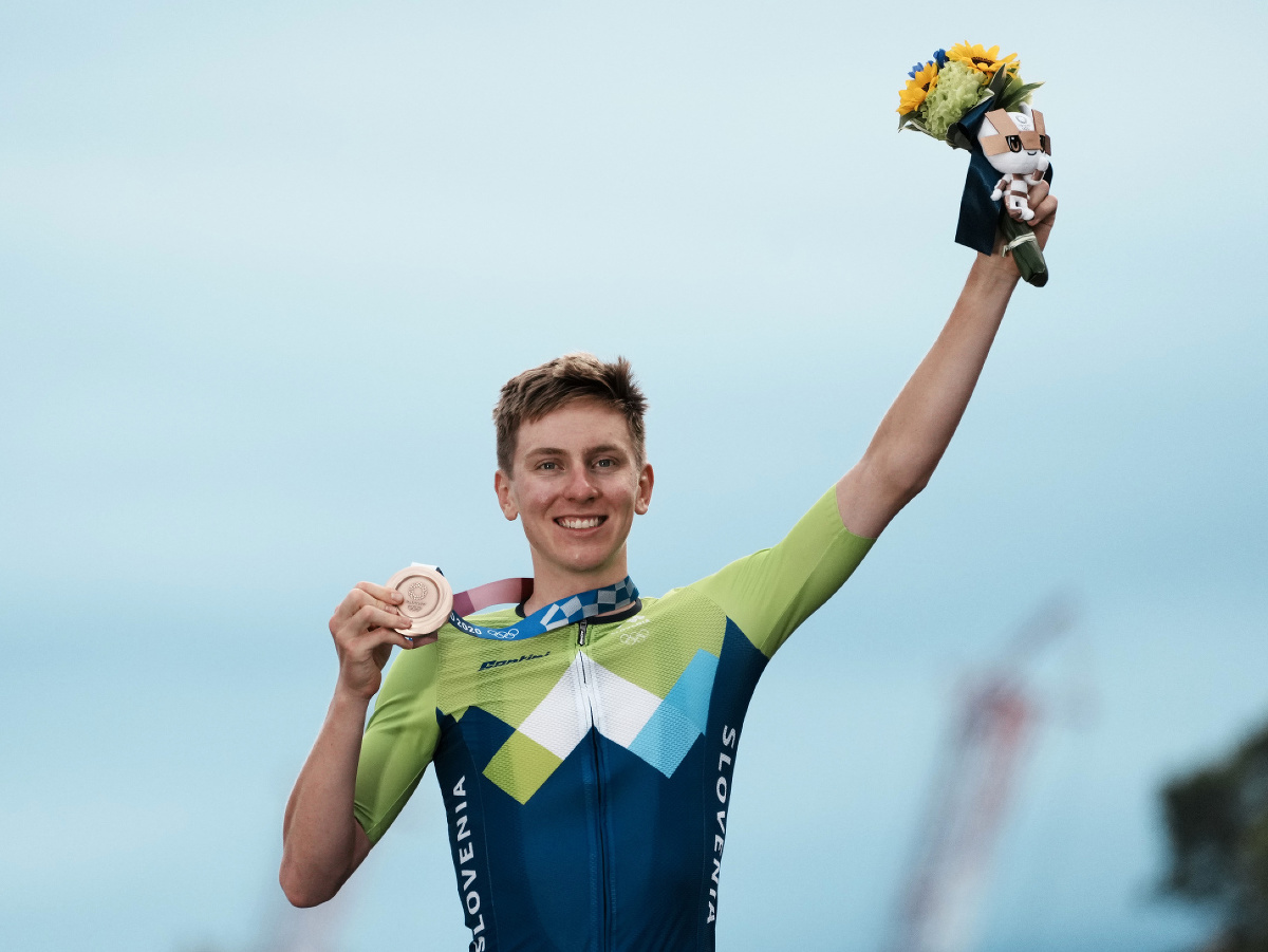 Slovinský cyklista Tadej Pogačar sa teší na pódiu zo zisku bronzovej medaily