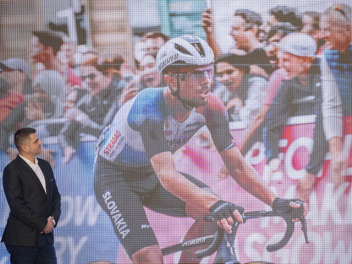 Martin Svrček st. si preberá cenu za svojho syna Martina Svrčeka ml. (na veľkoplošnej obrazovke), ktorý sa stal víťazom ankety Zlatý pedál za rok 2023 a triumfoval aj v odvetví cestná cyklistika.