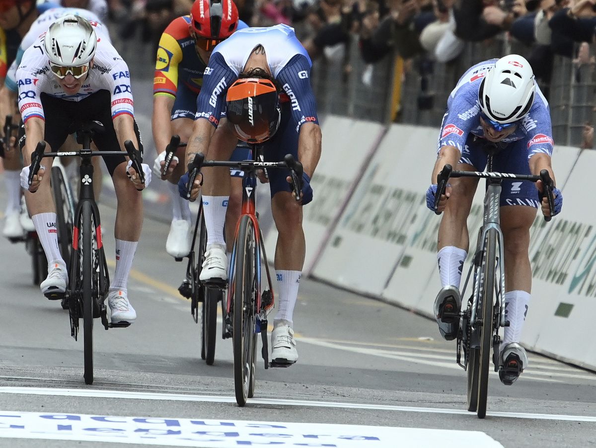 Belgičan Jasper Philipsen (vpravo), Austrálčan Michael Matthews (uprostred) a Slovinec Tadej Pogočar v záverečnom špurte cyklistických pretekov  Miláno - San Remo