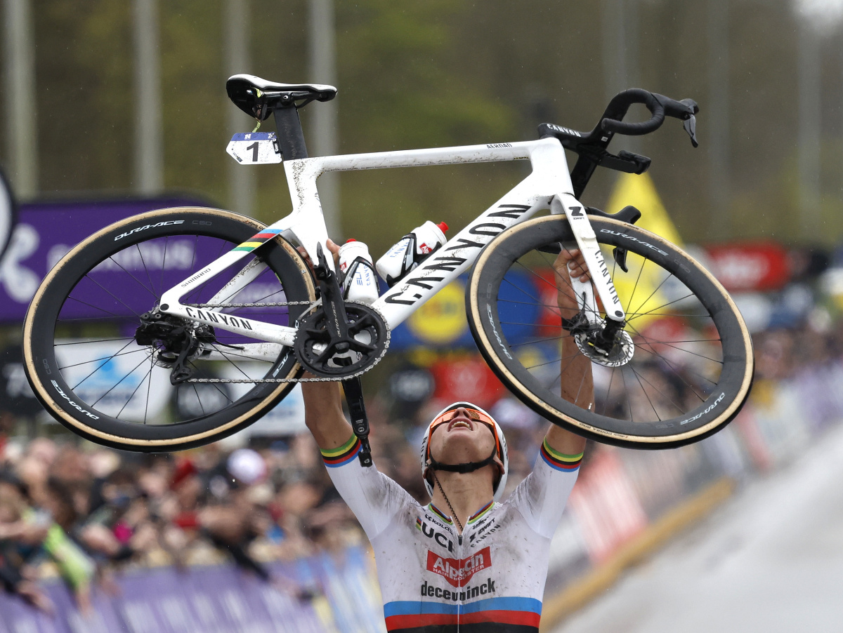 Holandský cyklista Mathieu van der Poel z tímu Alpecin Deceuninck víazí v 108. ročníku pretekov Okolo Flámska v Oudenaarde
