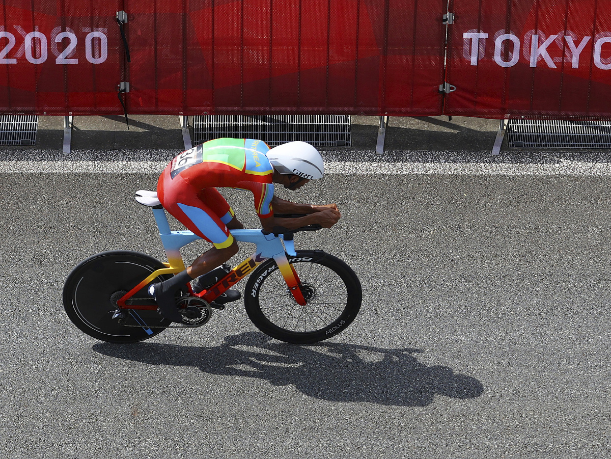 Eritrejčan Amanuel Ghebreigzabhier počas časovky na olympiáde v Tokiu