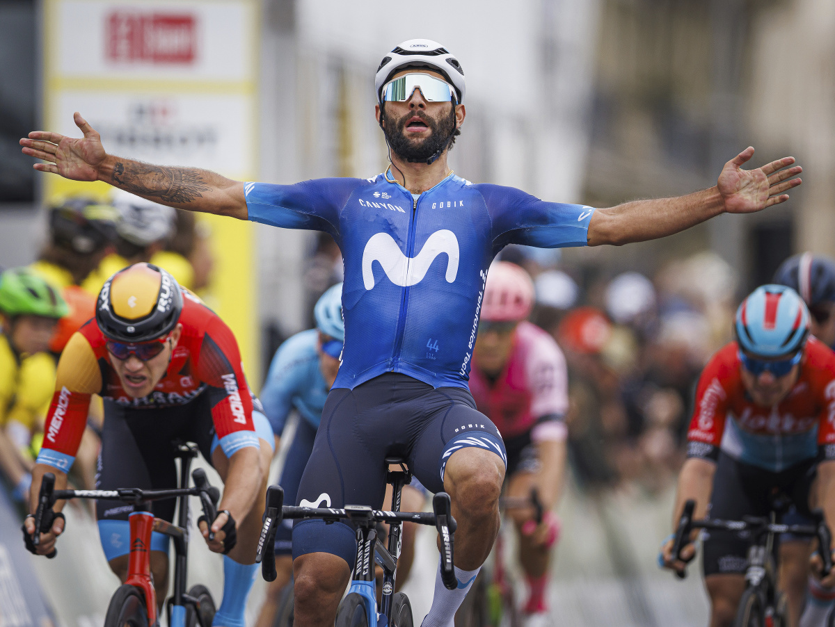 Kolumbijský cyklista Fernando Gaviria z tímu Movistar víťazí v 5. etape pretekov Okolo Romandie