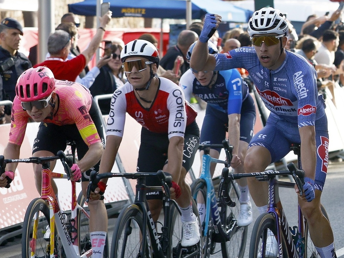 Francúzsky cyklista Axel Laurance (vpravo) vyhral 5. etapu pretekov Okolo Katalánska. 