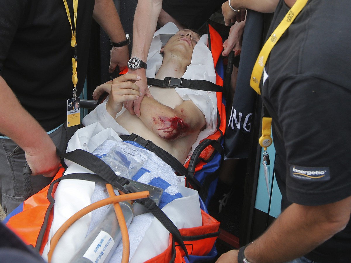 Tonyho Martina odvážajú do nemocnice po prvej etape Tour. V závodoch však pokračuje ďalej.