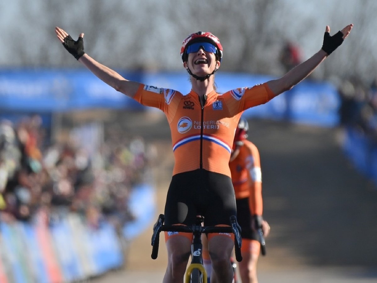 Holanďanka Marianne Vosová oslavuje víťazstvo na MS v cyklokrose