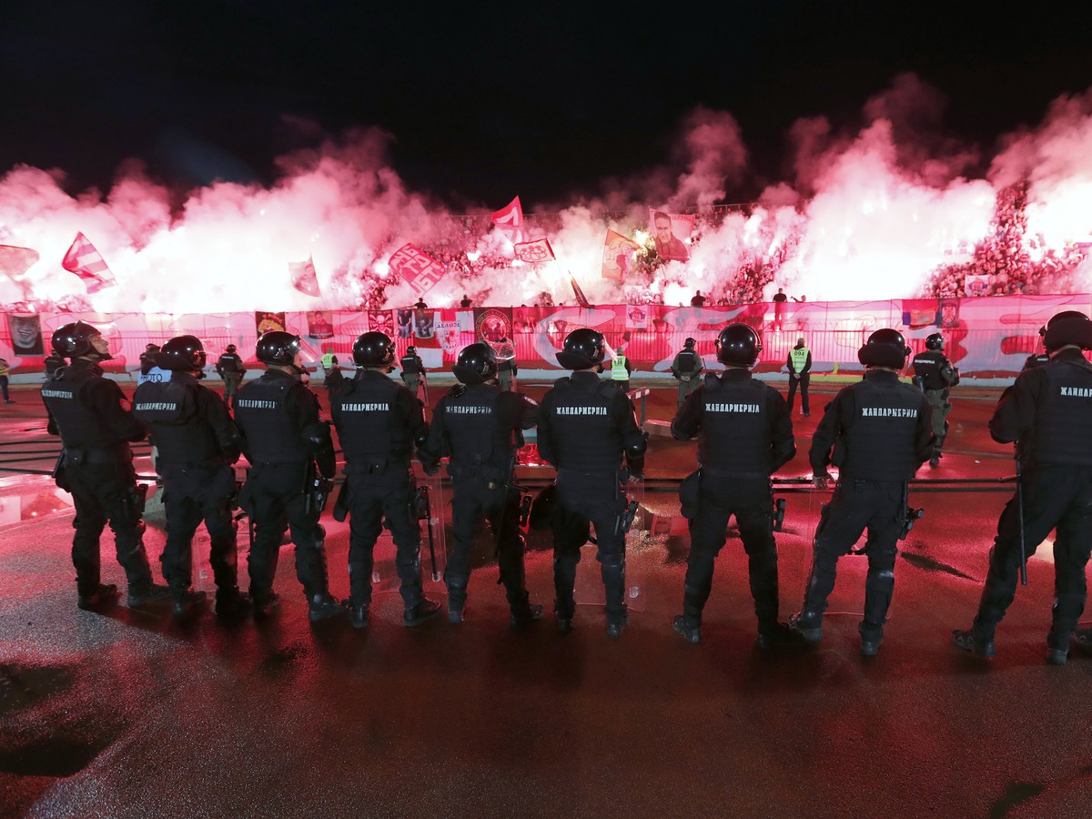 Policajti pri fanúšikoch CZ Belehrad
