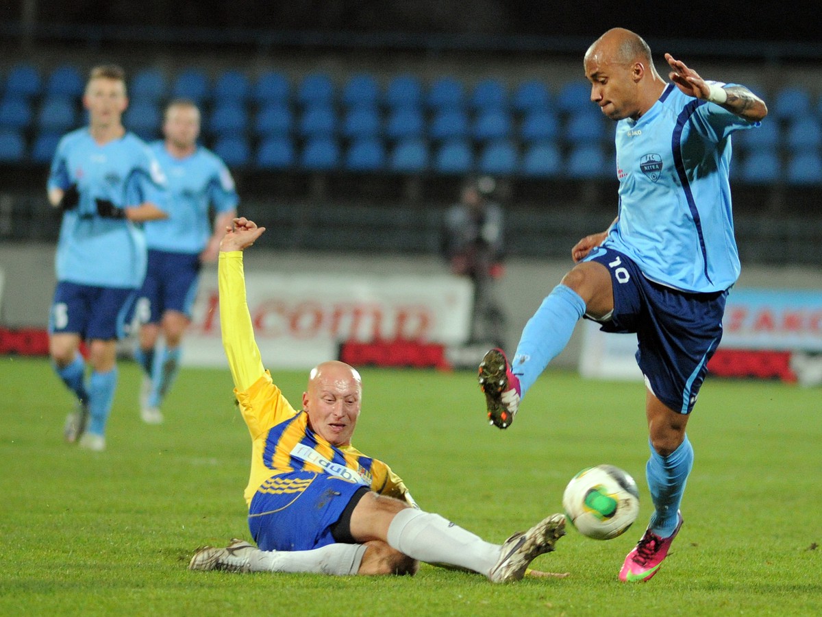 Silva Cleber z FC Nitra (vpravo) a Martin Matúš z FK DAC 1904 Dunajská Streda (vľavo) 