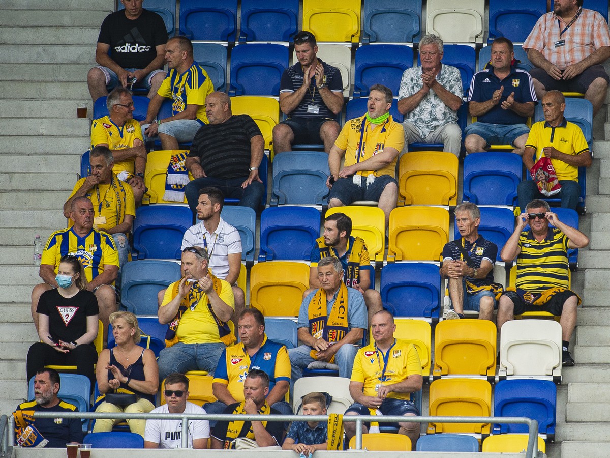 Na snímke fanúšikovia DAC Dunajská Streda na tribúne počas zápasu 3. kola nadstavbovej časti  Fortuna ligy vo futbale v skupine o titul