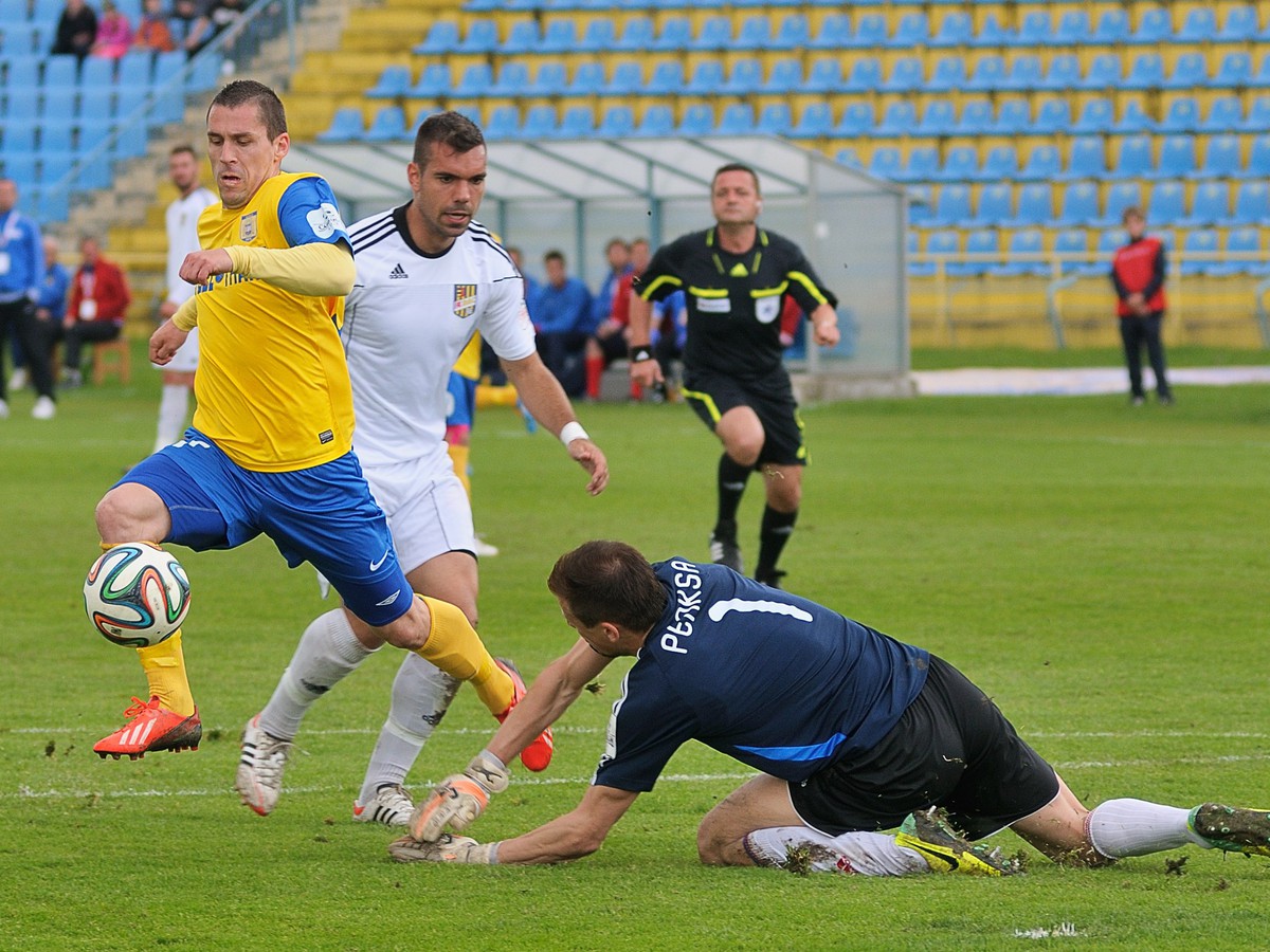 Hráč Košíc Ján Novák (pri lopte) v zápase proti Dunajskej Strede