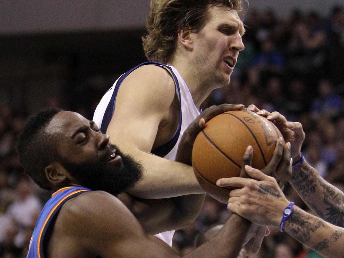 Blokovaný Dirk Nowitzki 