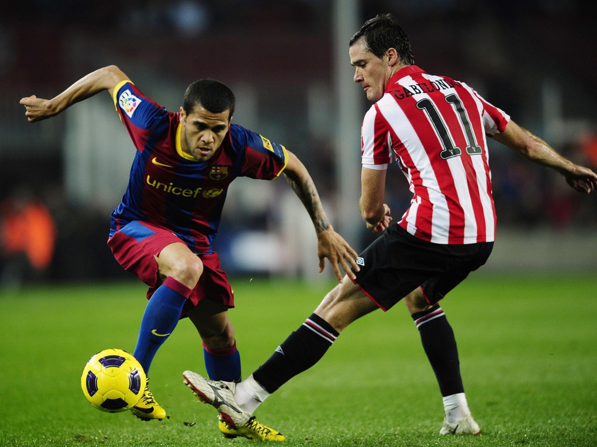 Daniel Alves bojuje o loptu s Gabilondom
