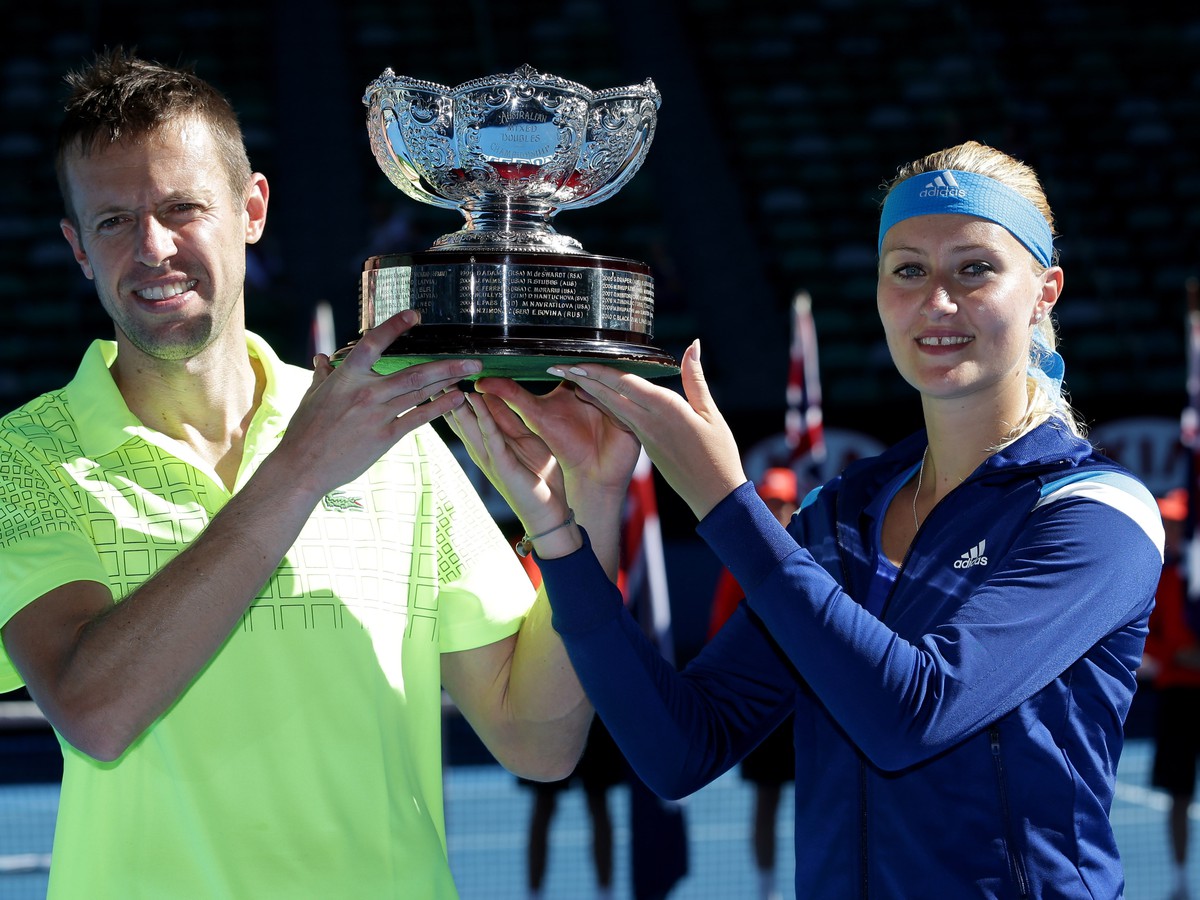 Kristina Mladenovicová a Daniel Nestor s trofejou pre víťazov