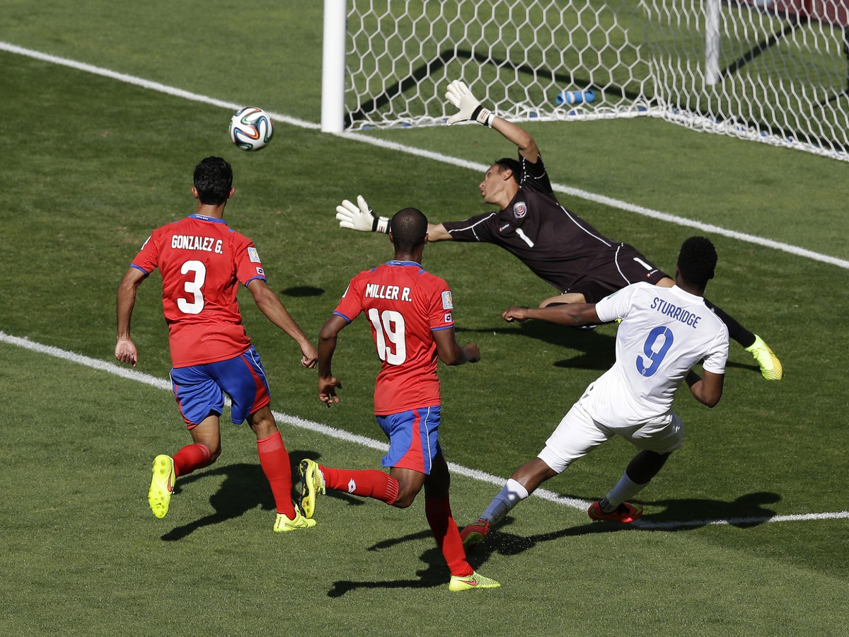 Daniel Sturridge strieľa mimo bránky v zápase s Kostarikou