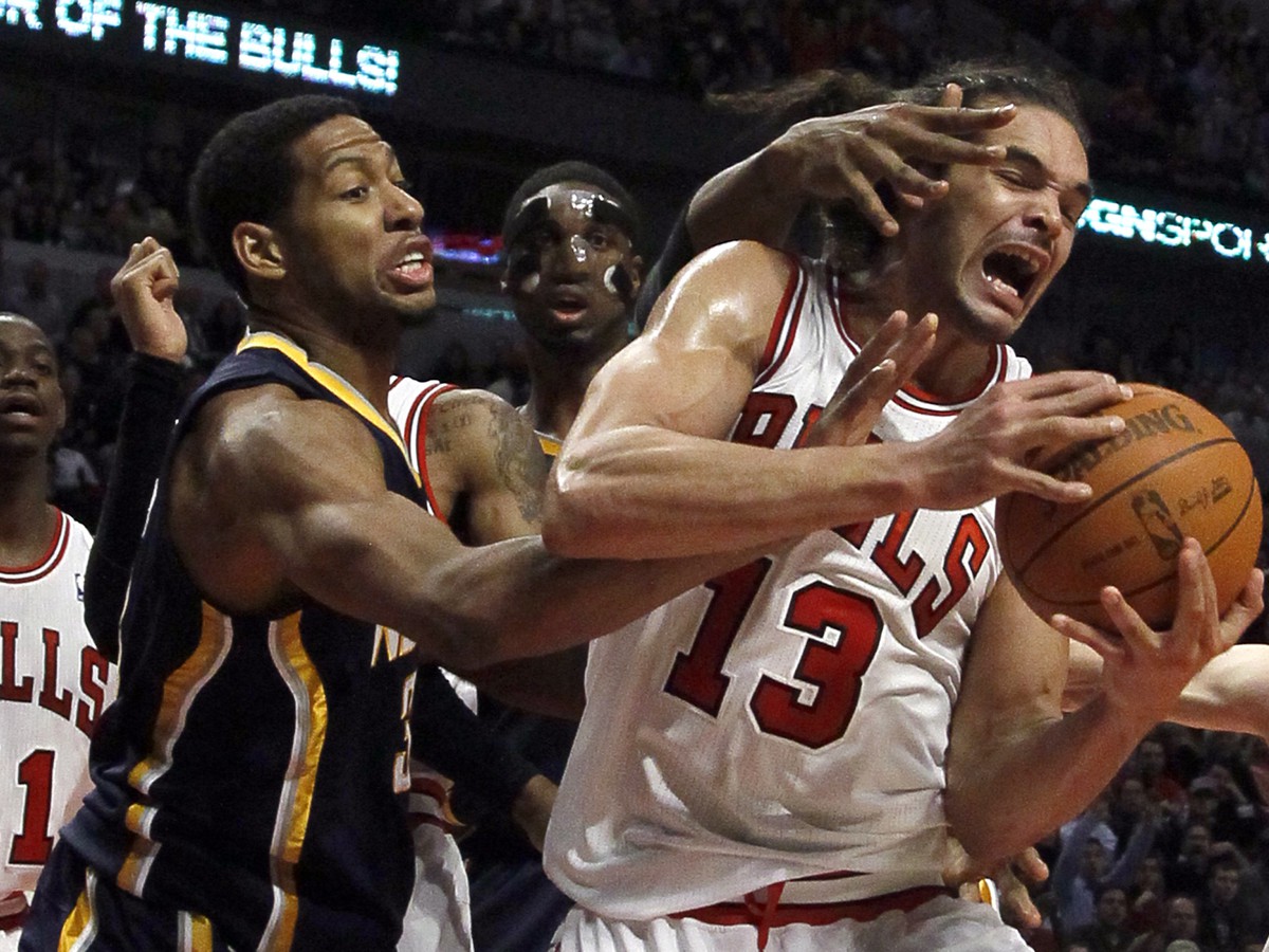 Danny Granger a David West v súboji s Joakimom Noahom