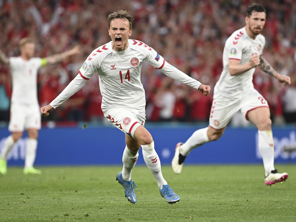  Dánsky futbalista Mikkel Damsgaard sa teší po strelení úvodného gólu