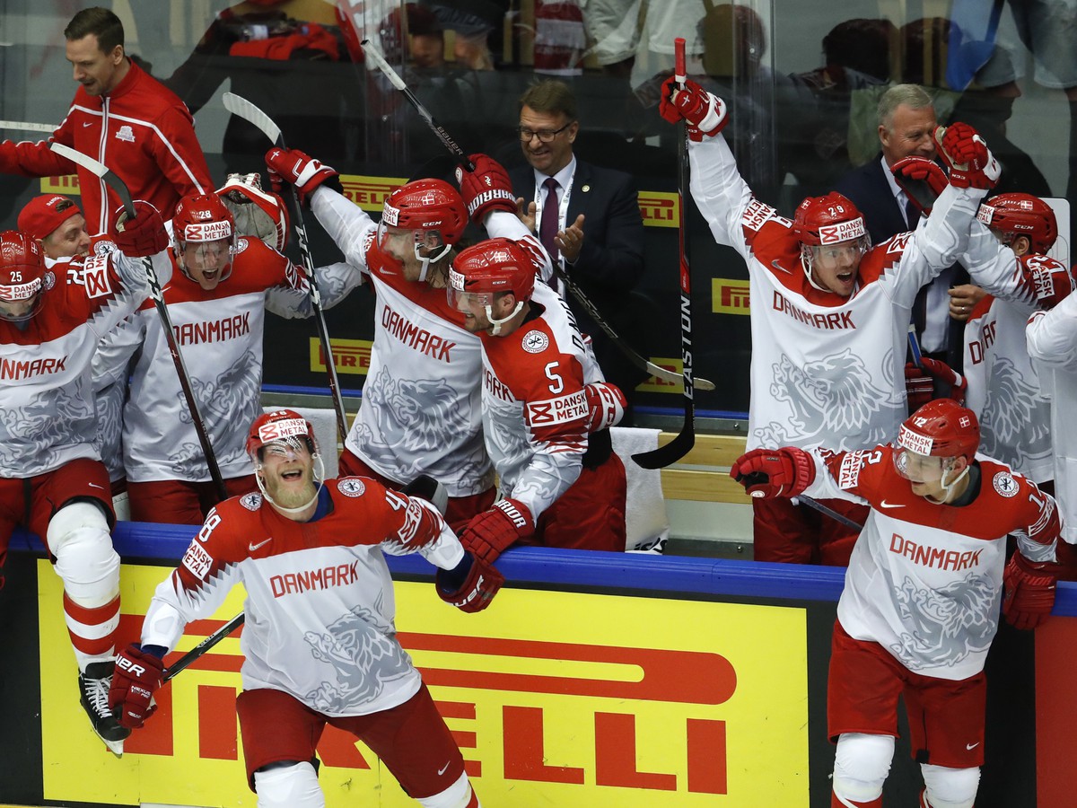 Dánski hokejisti sa radujú z víťazstva nad Fínskom