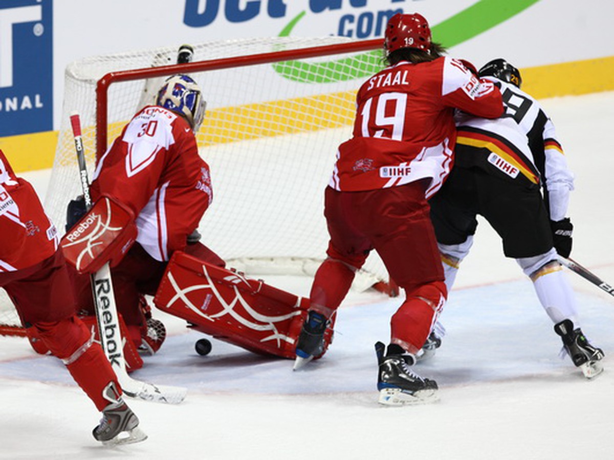 Brankár Dánska Andersen a Kim Staal pri bránení