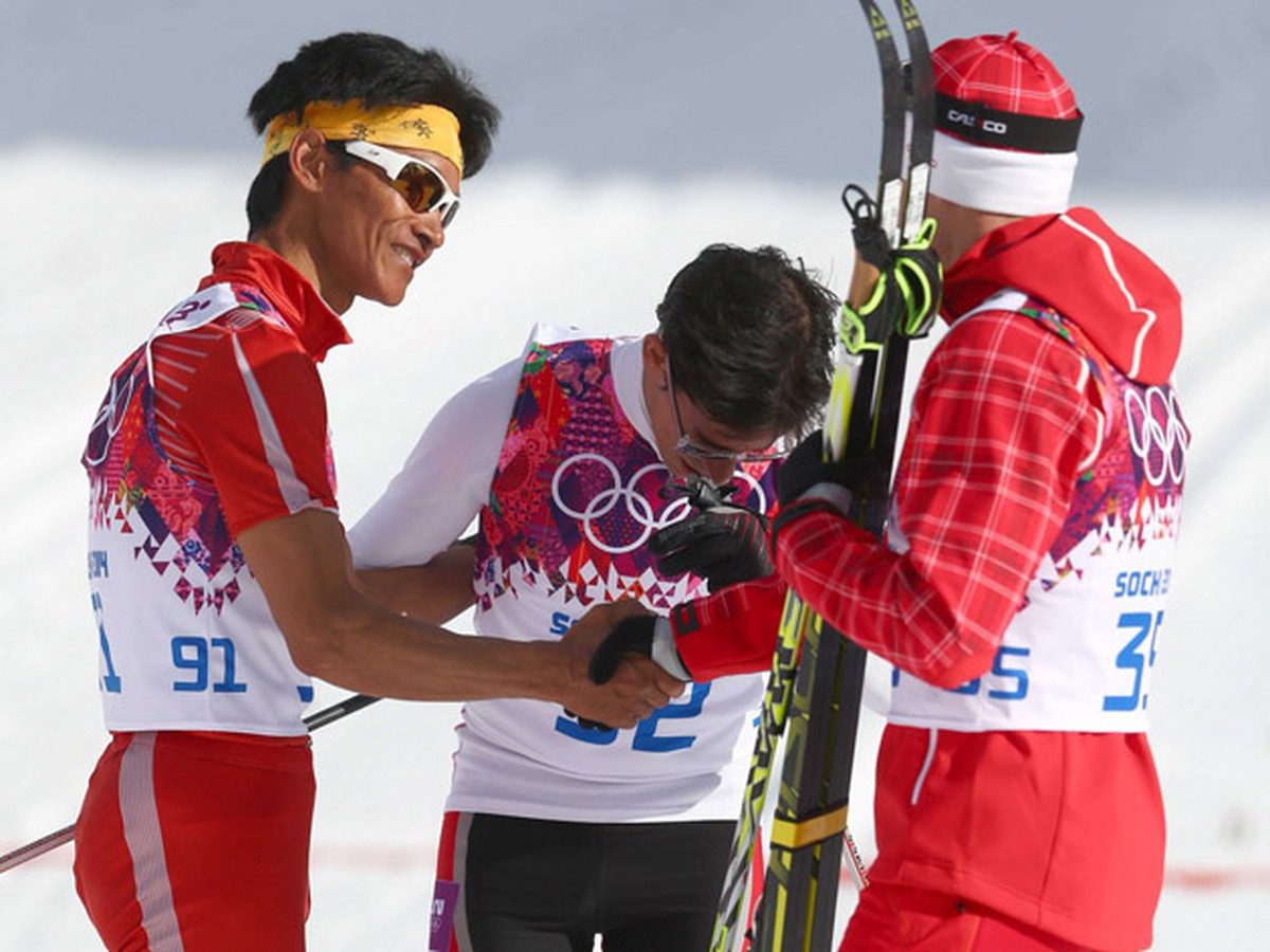 Zľava: Traja hrdinovia Dachhiri Sherpa z Nepálu, Roberto Carcelen z Peru a víťaz pretekov Dario Cologna zo Švajčiarska.