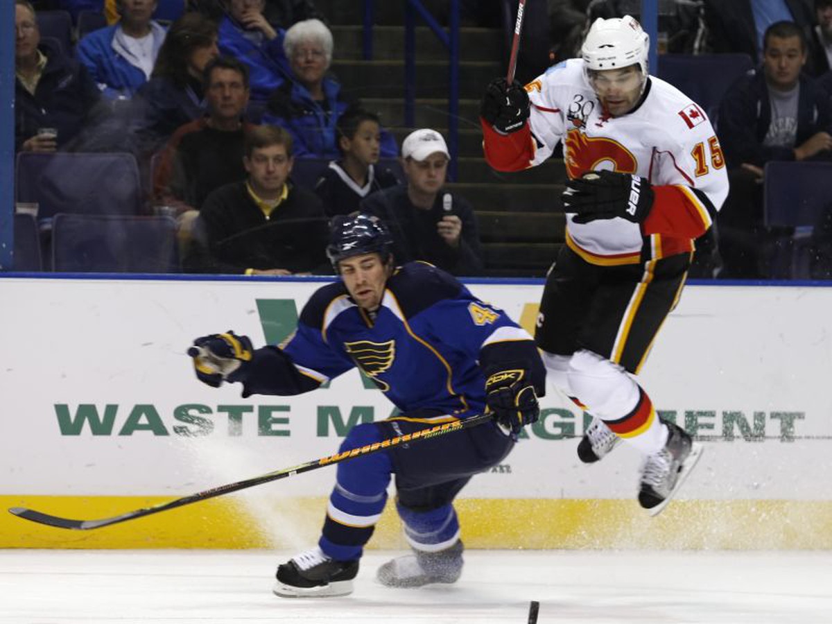 Darryl Sydor v modrom drese St. Louis