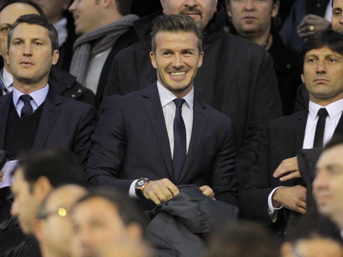 David Beckham a Leonardo v hľadisku počas zápasu vo Valencii