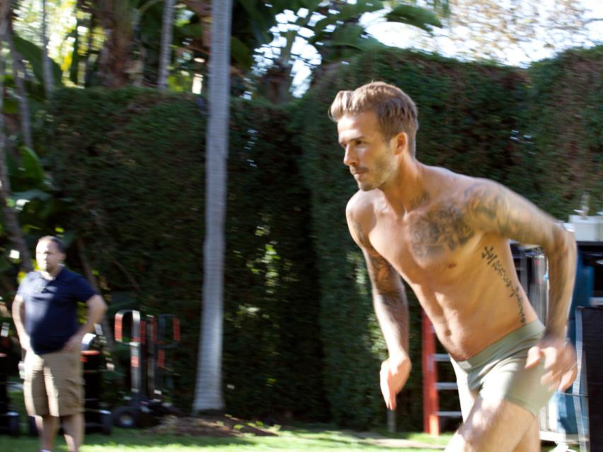 David Beckham vo svojich krátkych zelených boxerkách počas nakrúcania