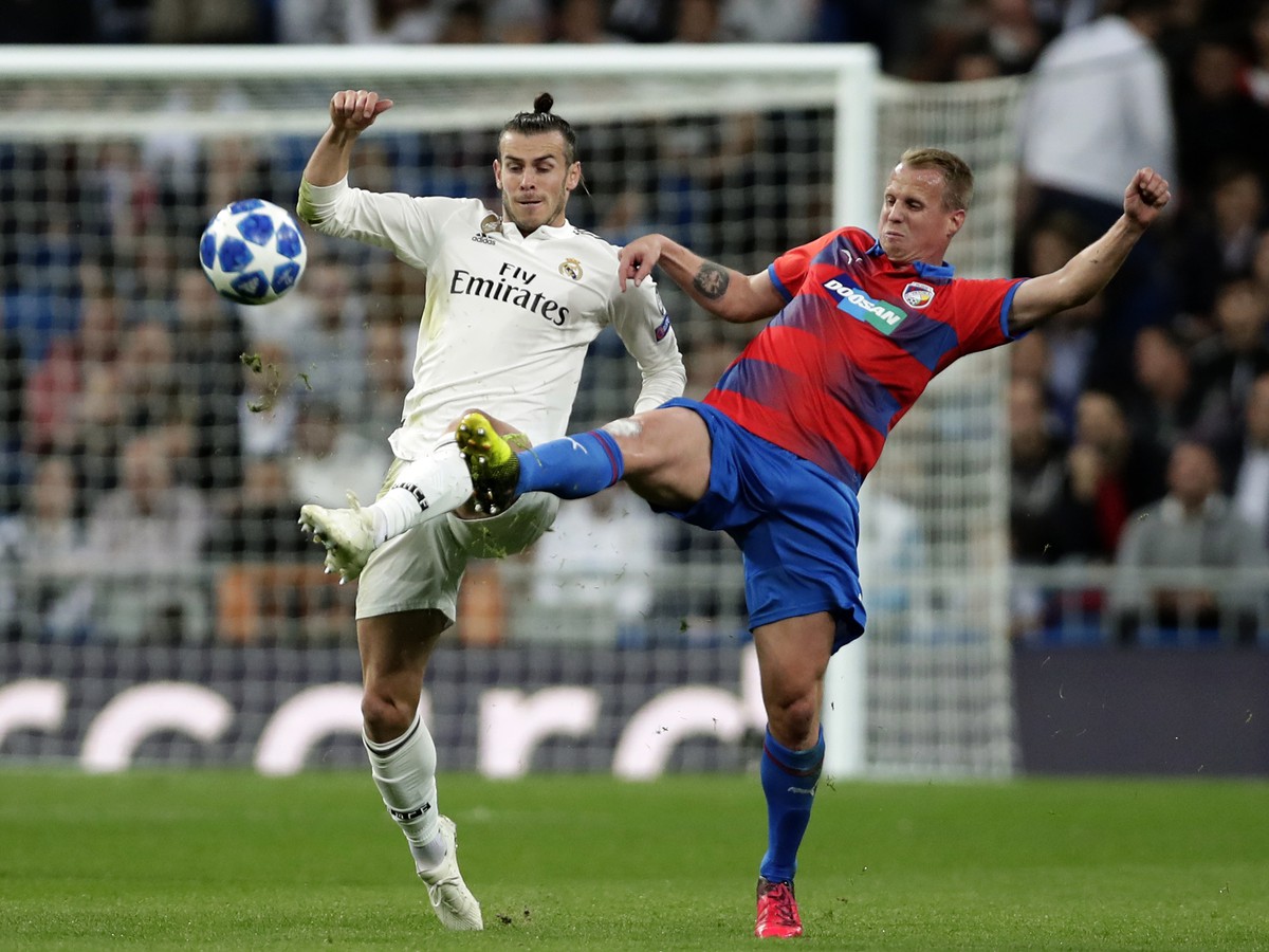 Gareth Bale a David Limberský v súboji o loptu