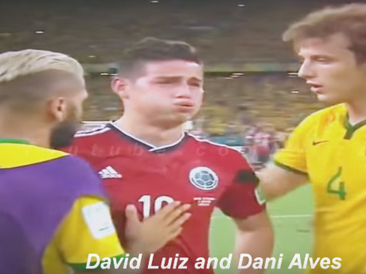 David Luiz a Dani Alves utešujú po prehre Jamesa Rodrigueza
