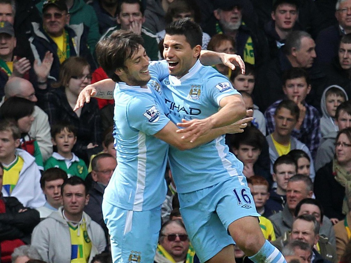 Futbalista Manch. City David Silva (vľavo) gratuluje spoluhráčovi Agüerovi k jeho gólovému zásahu na pôde Norwichu v poslednom ligovom vystúpení (14.4.)