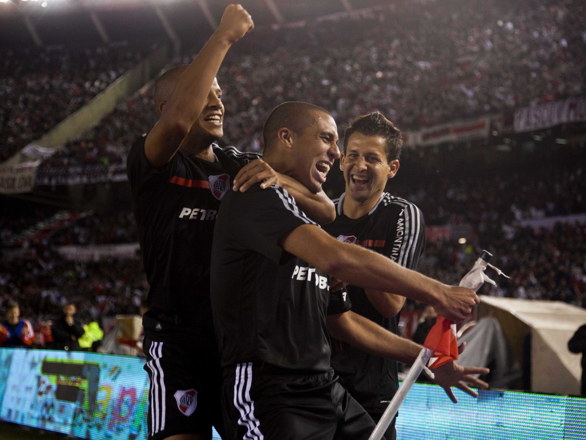 Hráči River Plate oslavujúci gól Davida Trezegueta 