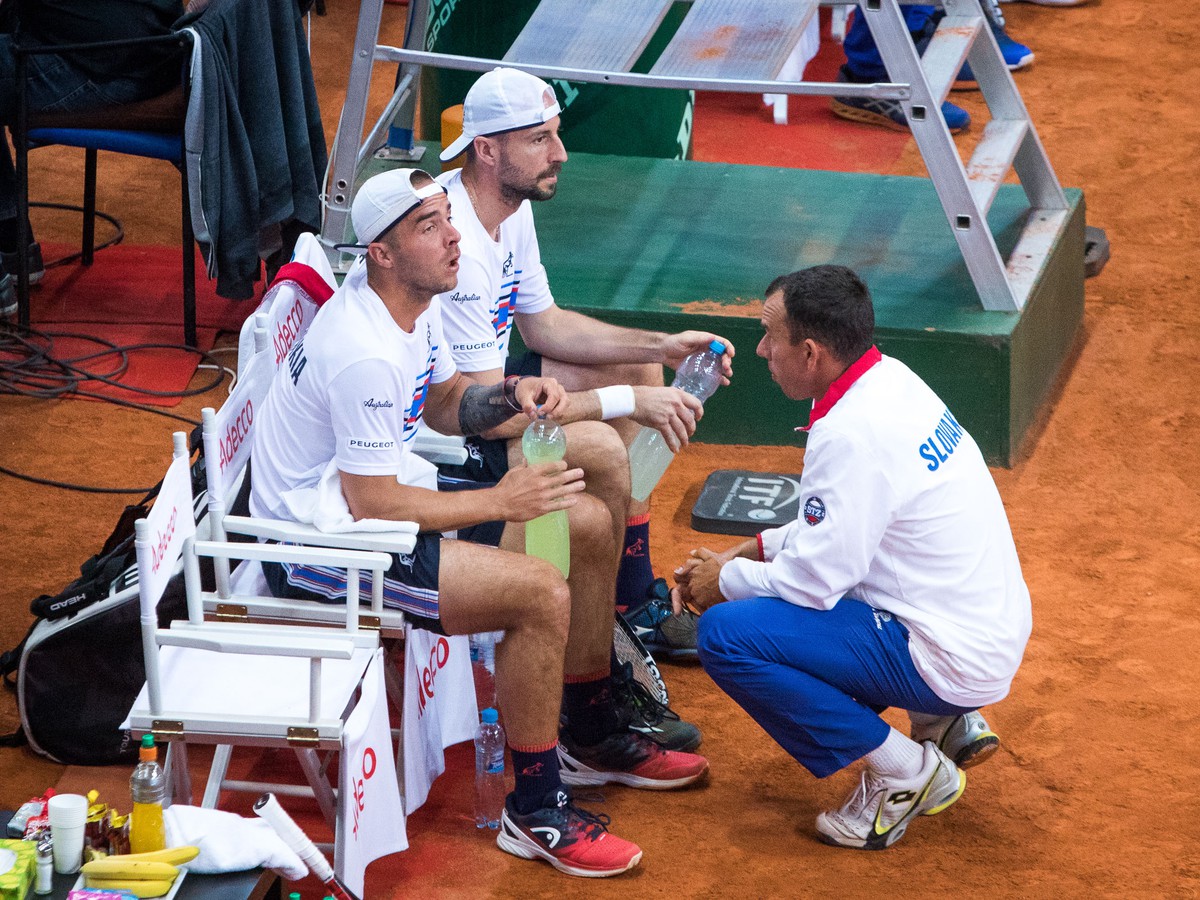 Slovenskí tenisti Andrej Martin, Igor Zelenay a nehrajúci kapitán slovenského daviscupového tímu Dominik Hrbatý