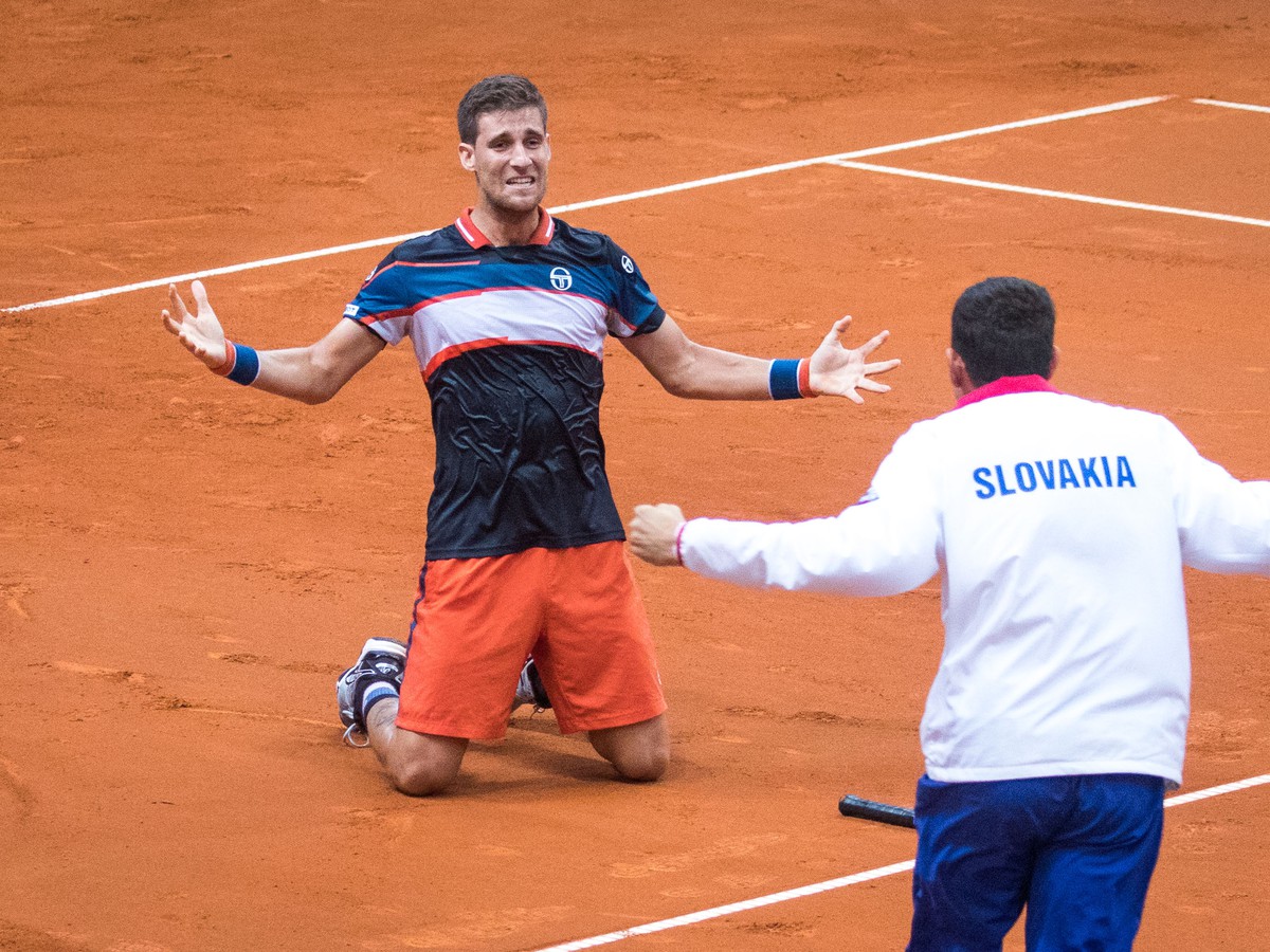 Slovenský tenista Martin Kližan a nehrajúci kapitán Dominik Hrbatý sa radujú z výhry
