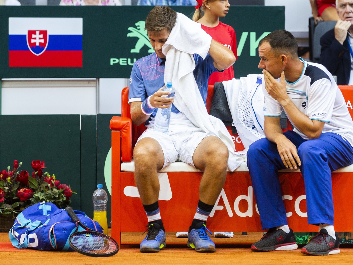 Na snímke zľava slovenský tenista Martin Kližan a nehrajúci kapitán slovenskej daviscupovej reprezentácie Dominik Hrbatý